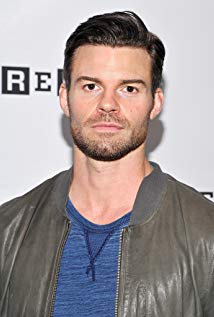 How tall is Daniel Gillies?